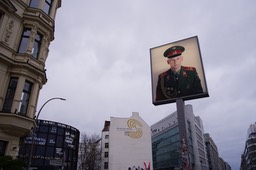 43-Berlin, Checkpoint Charlie